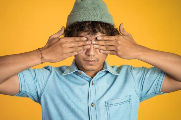 Elleri ve gözleri olan bir adam izole edilmiş arka planda duruyor.