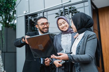 İş adamları ofiste proje fikrini tartışıyor ve düşünüyor.