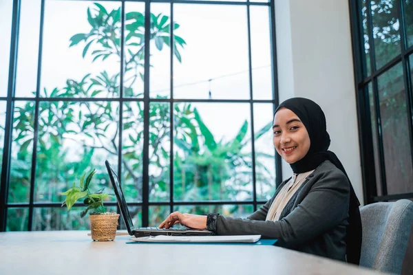 Young business muslim woman working at her office — Stockfoto