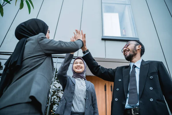 Muslim business teamwork Join Hands Support Together showing unity —  Fotos de Stock