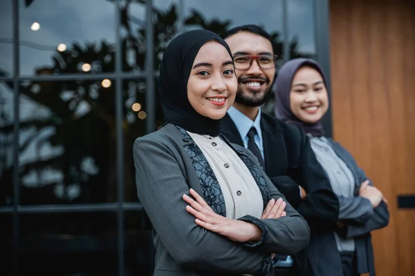 Muslim businesswoman leader as she standing in front of her team — Fotografia de Stock