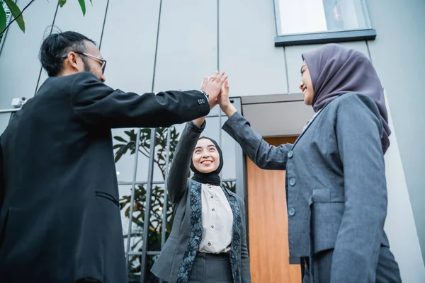 Мусульманская бизнес-команда сложила свои руки вместе — стоковое фото