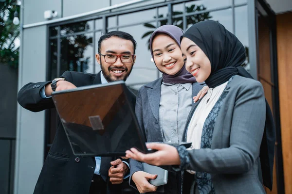 Muslim Business people discussing using laptop at the office front — стоковое фото