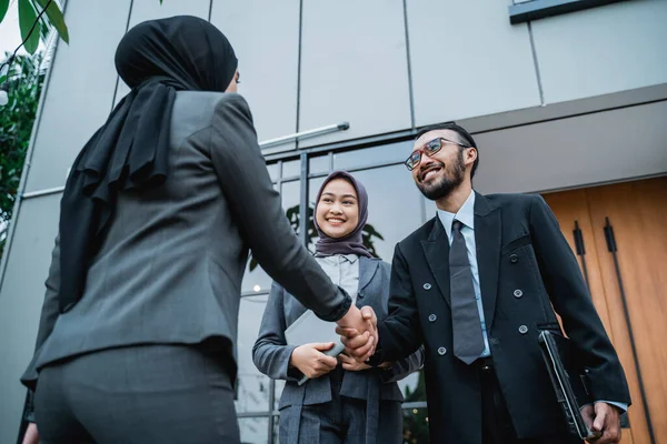 Muslim business partner shaking hand at the office front — стоковое фото