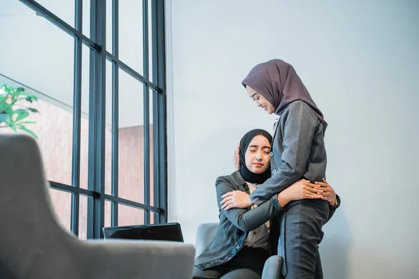 Friend helping her colleague who has problem at the office — Foto de Stock