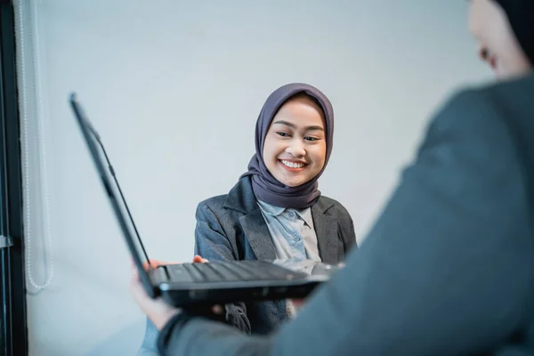 Muszlim női munkás prezentáció partnerével az irodában — Stock Fotó