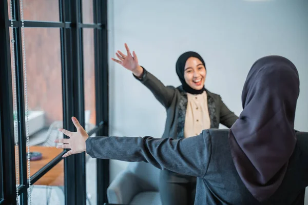 Success businesswomen hugging each other inside office building — Stock fotografie