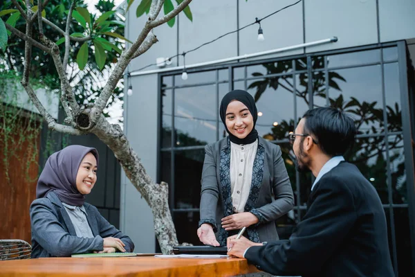 Мусульманська бізнес-леді підписала контракт зі своїм партнером під час офісної зустрічі — стокове фото