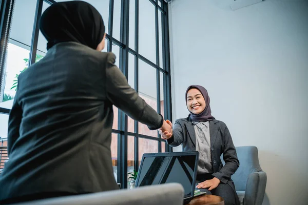 Woman shaking hand while having a break at the office — Fotografia de Stock