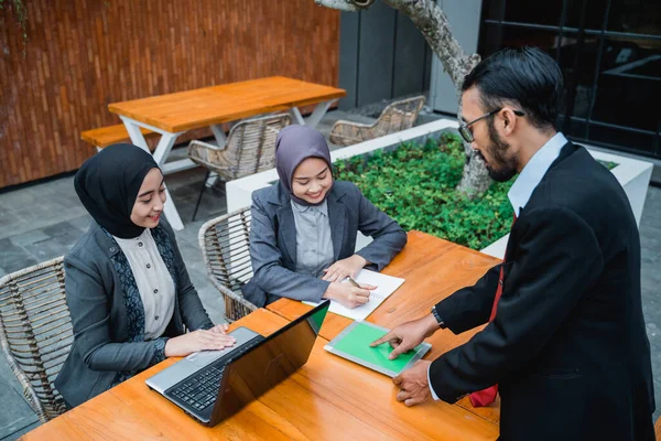 ビジネスマンは2人の女性ムスリム従業員と会い — ストック写真