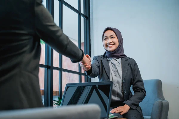 Мусульманский бизнес-партнер пожимает руку на фронте офиса — стоковое фото