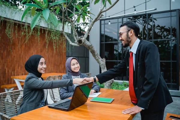 Мусульманские бизнесмены и женщины пожимают руки в офисе — стоковое фото