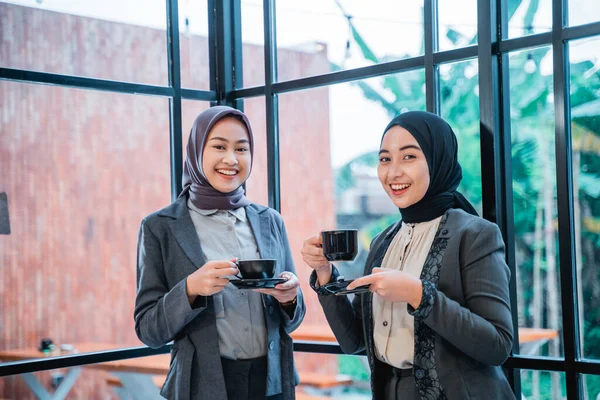 Muszlim munkás beszélgetni az irodában a kávészünet alatt — Stock Fotó
