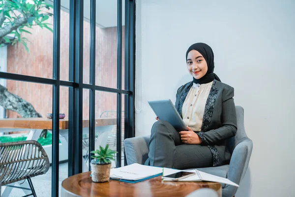 Jonge zakenvrouw op een koffiepauze in het kantoor — Stockfoto