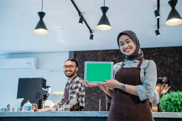 Trabalhador café muçulmano segurando tela em branco promoção tablet e sorrindo — Fotografia de Stock