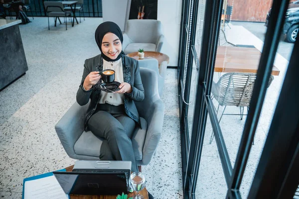 Young business muslim woman working at her office — стоковое фото