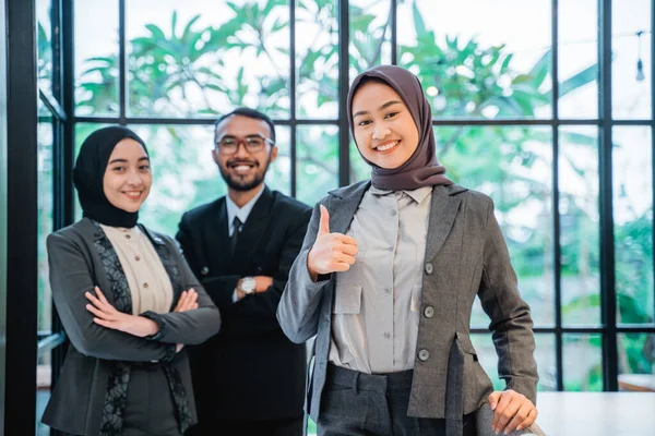 Business muslim woman showing thumb up to camera — Stock Photo, Image