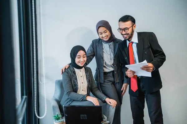 Бизнесмен на встрече с двумя мусульманскими работницами — стоковое фото