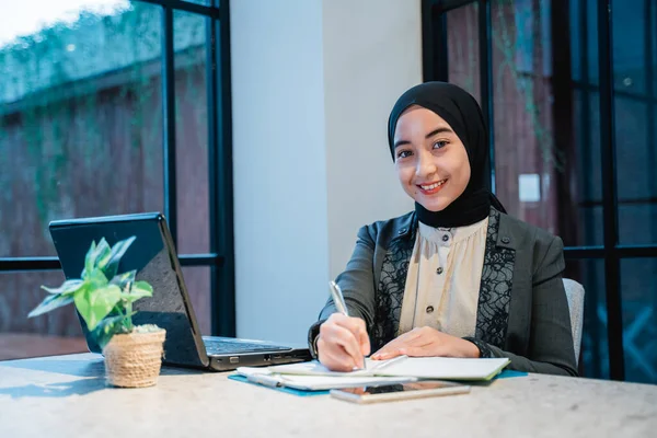 Joven mujer musulmana de negocios que trabaja en su oficina —  Fotos de Stock