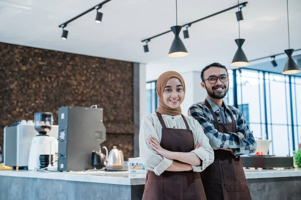 Muslim waitress and partner portrait smiling to camera — Zdjęcie stockowe