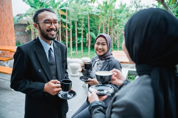 Para pebisnis asia melakukan percakapan selama jeda kerja — Stok Foto