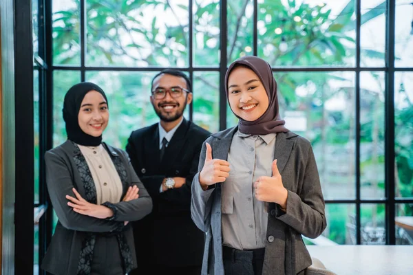 Business muslim woman showing thumb up to camera — Stockfoto