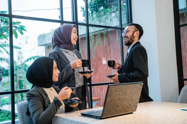 Мусульманская команда беседует во время встречи в офисе — стоковое фото