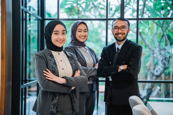 Muslim businesswoman leader as she standing in front of her team — Stok Foto