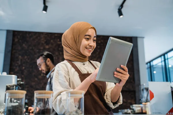 Muslim fena Cafe majitel použít tablet při práci — Stock fotografie
