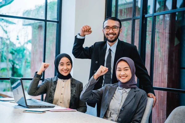 Muszlim üzletemberek mutatja izgatott gesztus összeszorított ököllel — Stock Fotó