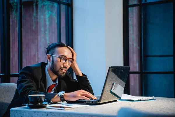 Tired businessman worked late at the office — Stockfoto