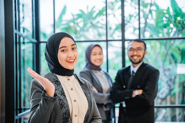 Muslim businesswoman leader as she standing in front of her team — стоковое фото