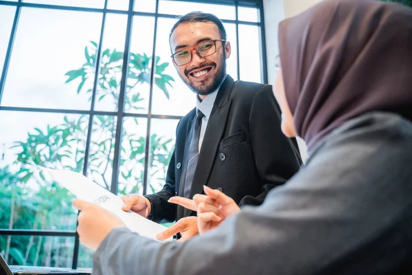 Muslim businesswoman and her partner discussing their work — Stockfoto