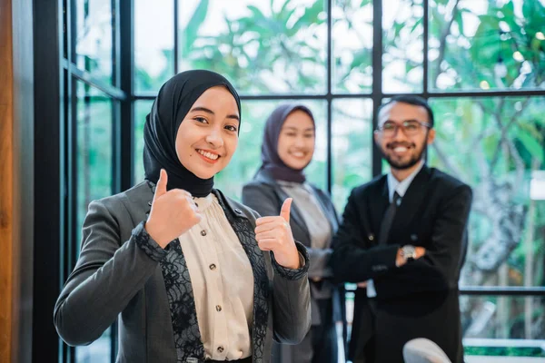 Business muslim woman showing thumb up to camera — Stockfoto