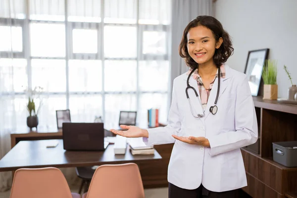 Young Asian Female Doctor Standing Smiling Hand Gesture Presenting Something — Stock Fotó