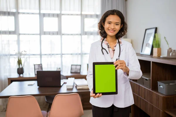 Young Asian Female Doctor Standing Showing Tablet Screen Clinic Room — Φωτογραφία Αρχείου