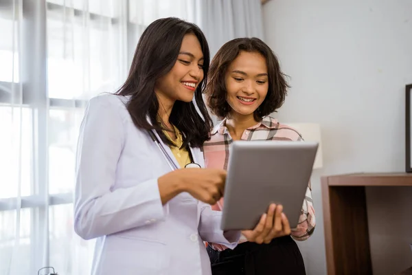 Smiling Female Doctor Explaining Tablet Female Patient Examination Room — 图库照片