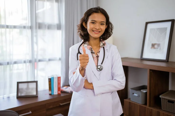 Young Asian Female Doctor Standing Thumbs Clinic Room — ストック写真