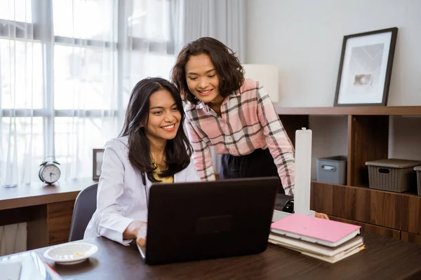 Smiling Female Doctor Explaining Laptop Female Patient Examination Room — Stock fotografie