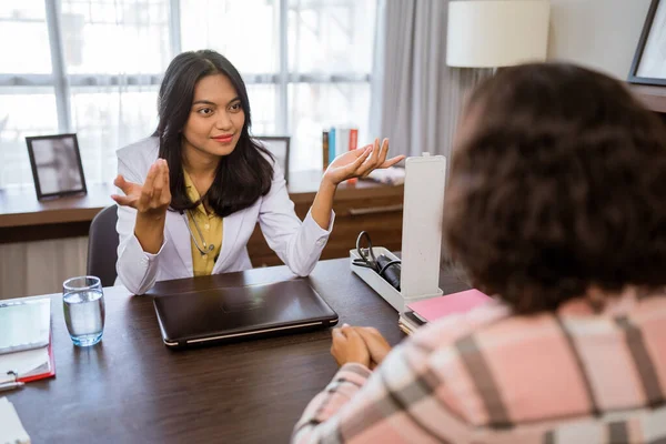 Female Doctor Gesture Giving Advice Patient Examination Room — Stockfoto