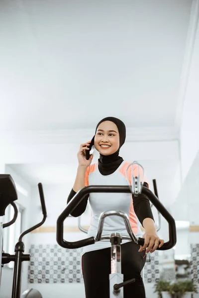 Portrait Beautiful Muslim Woman Talking Her Phone While Exercising Using — 图库照片