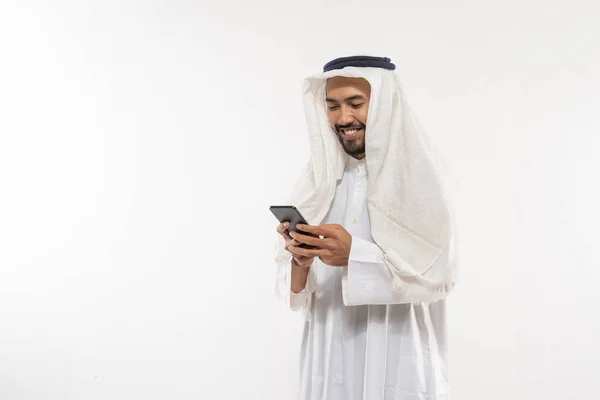 Arabska Młodzież Turbanie Używająca Telefonu Komórkowego Wycierająca Ekran Uśmiechając Się — Zdjęcie stockowe