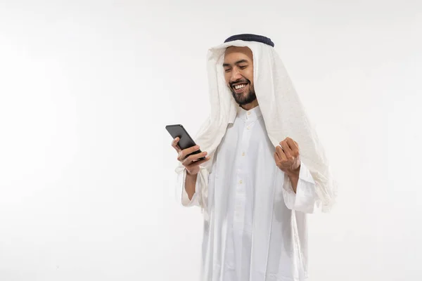 Türbanlı Bir Arap Genci Cep Telefonu Kullanarak Arka Planda Gülümserken — Stok fotoğraf