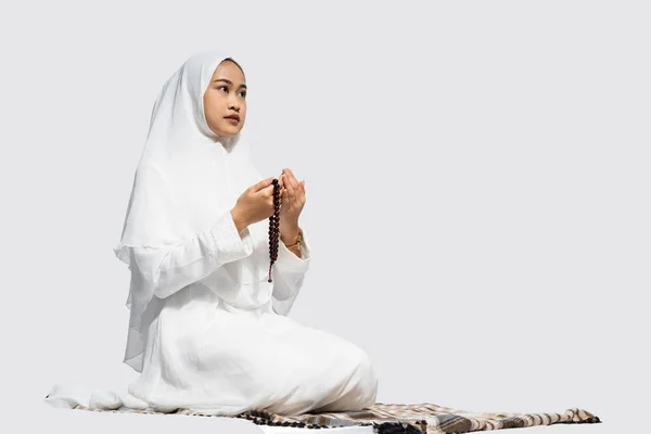 Asian Woman Wearing Ihram Clothes Praying Prayer Beads Isolated Background —  Fotos de Stock