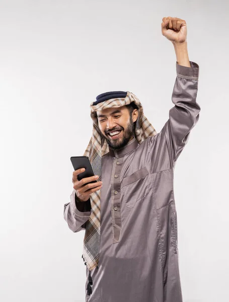 Arabian Youth Turban Using Mobile Phone Excitedly Looking Screen Raise — Zdjęcie stockowe