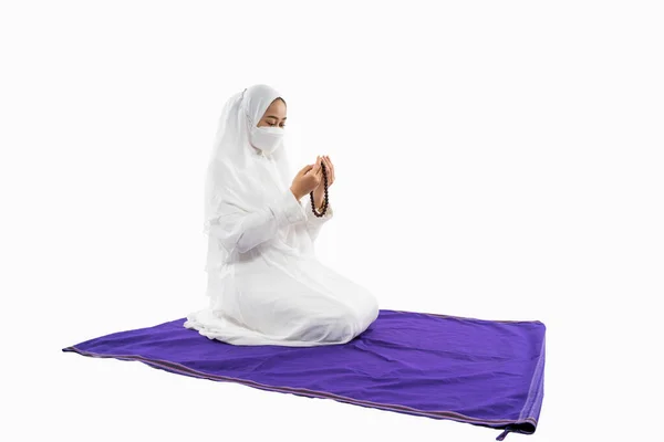 Woman Wearing Hijab Wearing Ihram Dress Praying Prayer Rug Tasbih — Stock fotografie