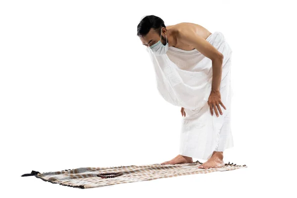 Man Mask Wearing Ihram Clothes Praying Prayer Rug While Bowing — Φωτογραφία Αρχείου