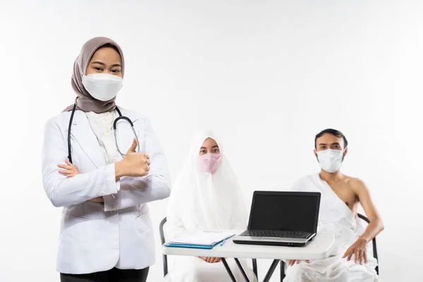 Veiled Doctor Mask Thumbs While Standing Background Prospective Pilgrims — ストック写真
