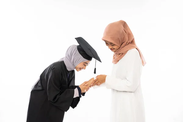 Asian Female Graduate Student Wearing Toga Shaking Hands Mother Isolated — Stock Photo, Image