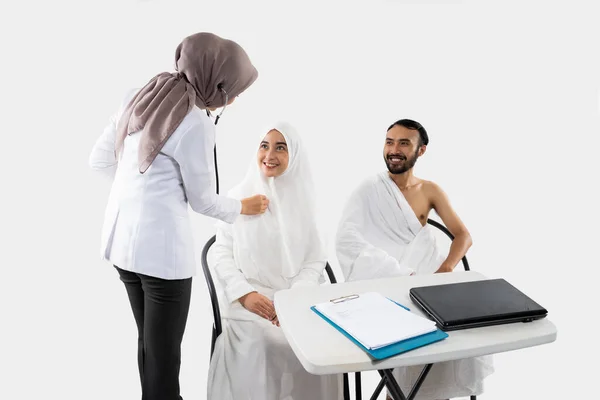 Doctor Stands Examine Wife Husband Prospective Hajj Pilgrims Room — Foto de Stock